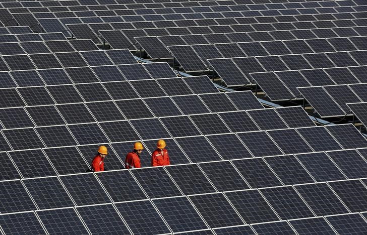 © Reuters. La UE propone negar el acceso sin aranceles a tres firmas solares chinas