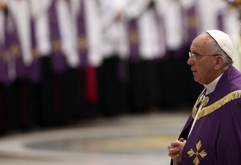 © Reuters. Papa Francesco oggi a San Pietro