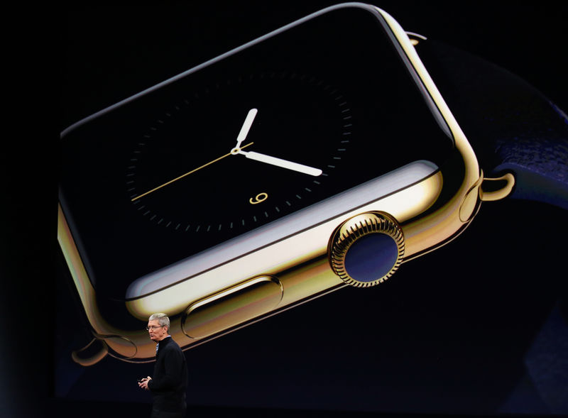 © Reuters. Apple CEO Tim Cook introduces the Apple Watch during an Apple event in San Francisco