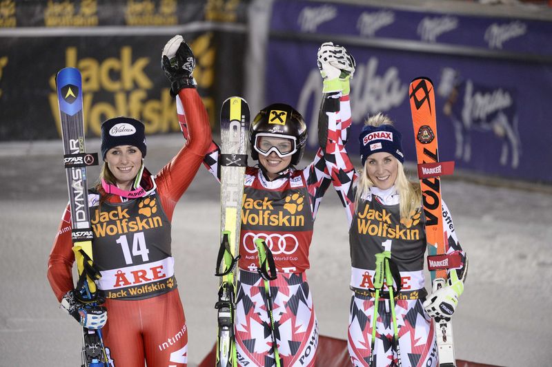 © Reuters. First-placed Anna Fenninger, second-placed Nadia Fanchini and third-placed Eva-Maria Brem celebrate after the women's giant slalom event at the Alpine Skiing World Cup in Are