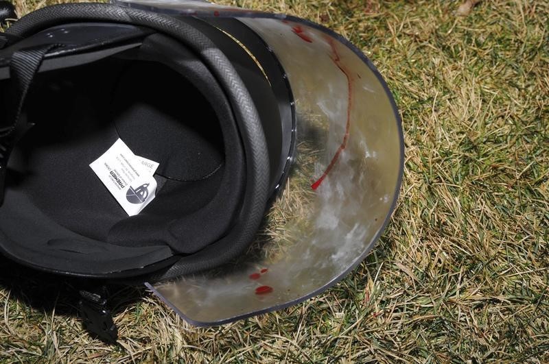 © Reuters. الشرطة الأمريكية تقتفي عدة خيوط للعثور على مطلق الرصاص على ضابطين في فيرجسون