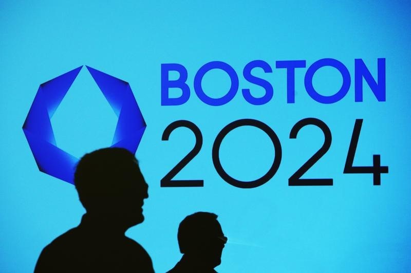 © Reuters. People cast shadows on a video display before a news conference explaining Boston's bid to host the 2024 Summer Olympics in Boston