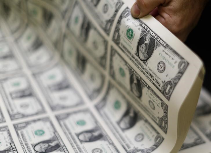 © Reuters. Cédulas de dólar mostradas em Washington