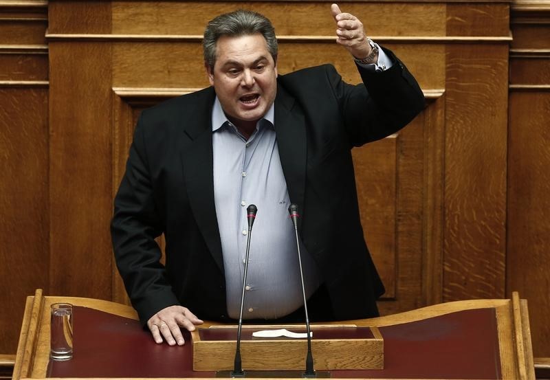 © Reuters. وزير الدفاع اليوناني:إذا تركت اليونان منطقة اليورو فستكون اسبانيا وايطاليا التاليتين