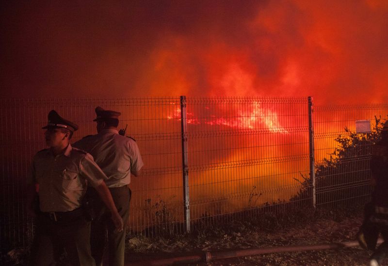 © Reuters. إجلاء آلاف الأشخاص في تشيلي بعد تهديد حريق مدينة فالباريسو الساحلية