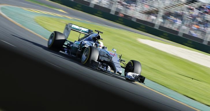 © Reuters. Mercedes Formula One driver Lewis Hamilton of Britain drives during the second practice session of the Australian F1 Grand Prix at the Albert Park circuit in Melbourne