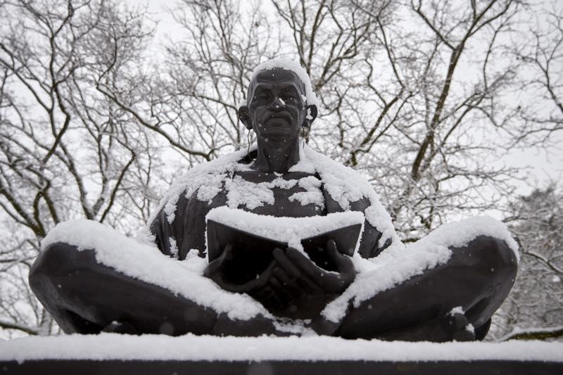 © Reuters. بريطانيا تزيح الستار عن تمثال لغاندي امام البرلمان في لندن السبت