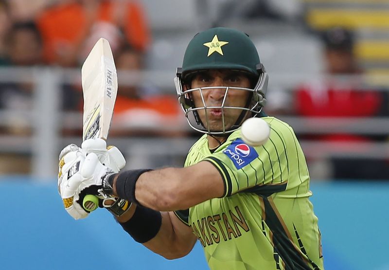 © Reuters. Pakistan's Misbah Ul Haq lines up the ball during their Cricket World Cup match against South Africa in Auckland