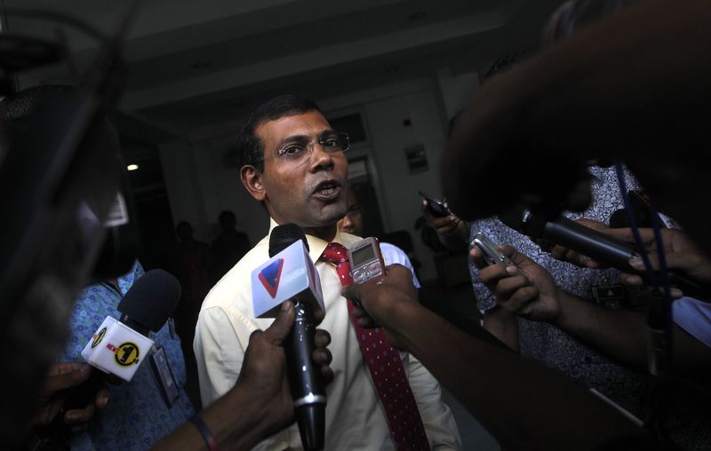 © Reuters. File photo of Maldivian presidential candidate Nasheed speaking to the media before leaving the Maldives Election Commission in Male
