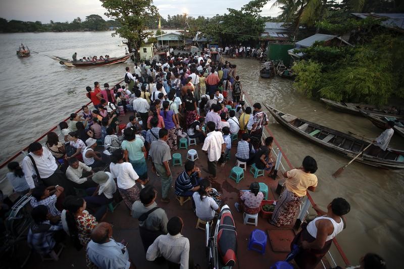 © Reuters. مقتل نحو 50 شخصا إثر غرق عبارة قبالة ساحل ميانمار