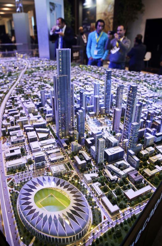 © Reuters. مصر توقع مع الإمارات عقد إنشاء العاصمة الإدارية الجديدة