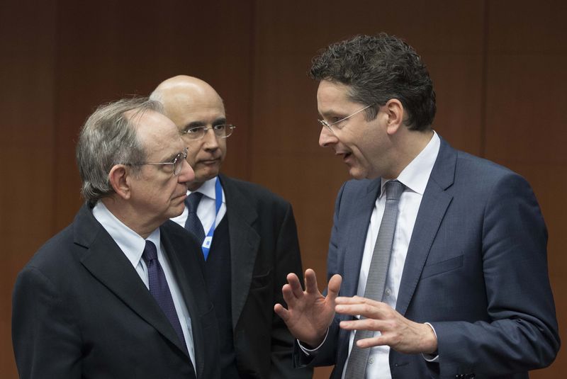 © Reuters. Italian Finance Minister Padoan talks with Eurogroup Chairman Dijsselbloem  at a euro zone Finance Ministers meeting in Brussels