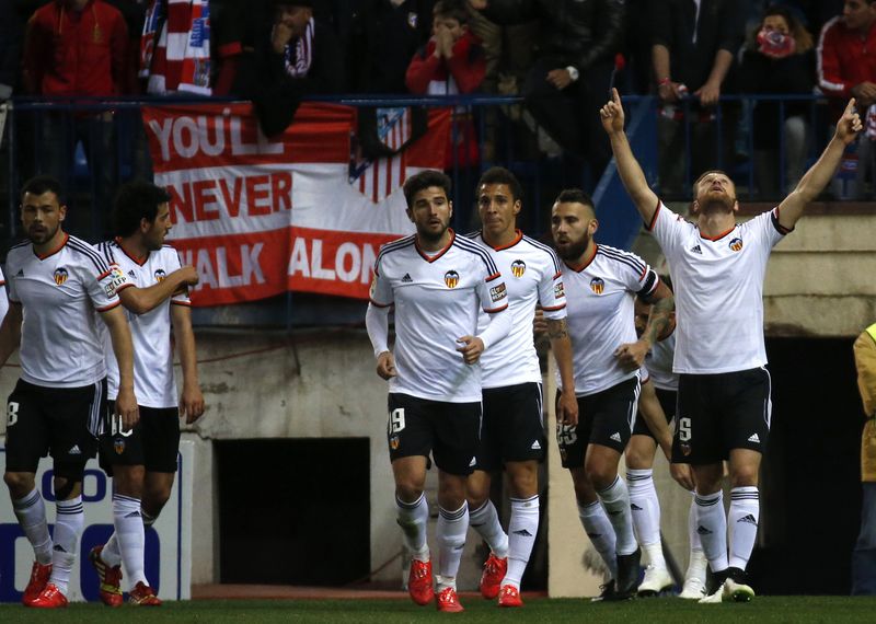 © Reuters. El Valencia adelanta al Atlético y se coloca en tercera posición