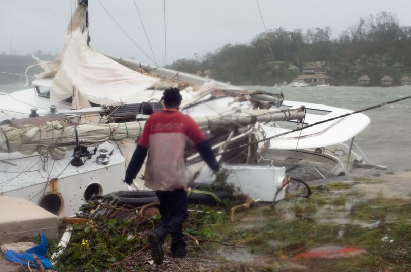 © Reuters. Un ciclón devasta la isla de Vanuatu y deja al menos ocho muertos