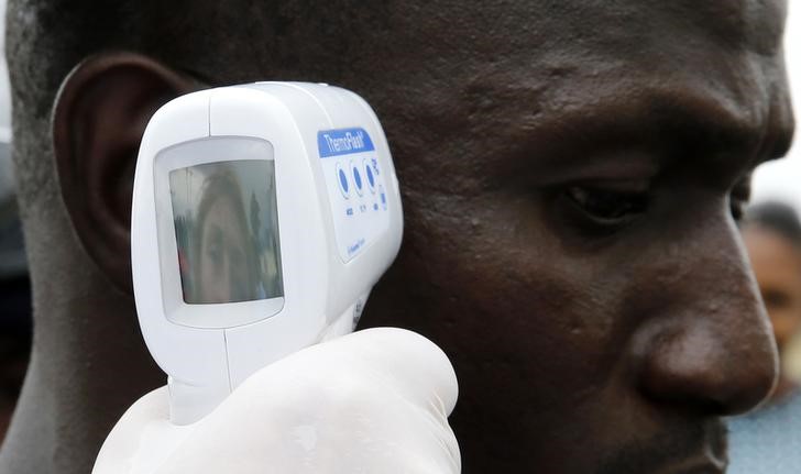 © Reuters. عزل امريكي في هندوراس للاشتباه في اصابته بالايبولا