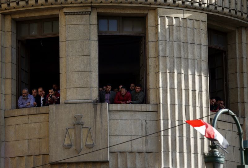 © Reuters. مصادر: مصر تحيل 41 قاضيا للتقاعد لدعمهم جماعة الإخوان المسلمين