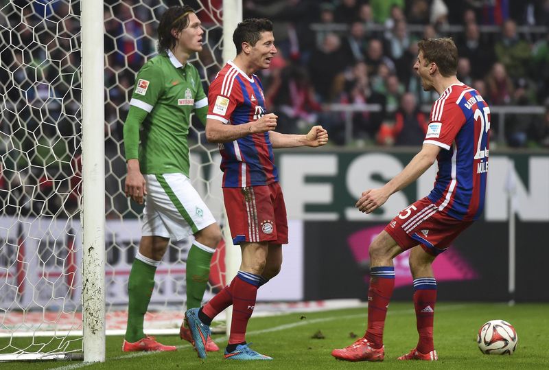 © Reuters. Bayern Munich's Lewandowski celebrates with team mate Mueller after scoring with a header during the German Bundesliga first division soccer match against Werder Bremen