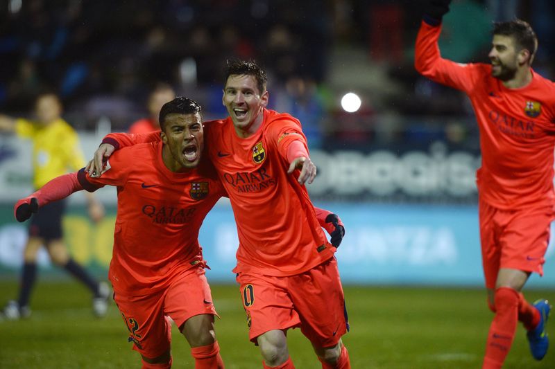 © Reuters. برشلونة يهزم ايبار ويوسع الفارق في صدارة الدوري الاسباني