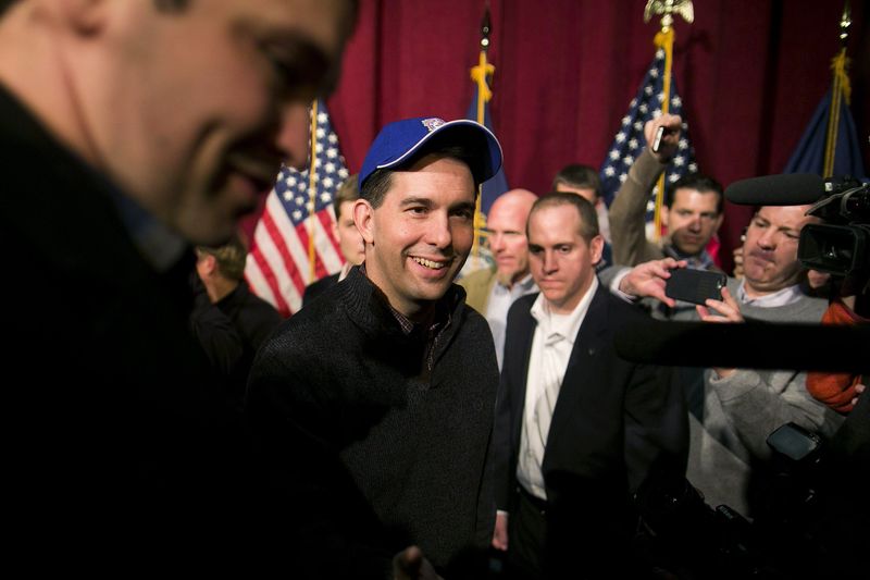 © Reuters. Governor Scott Walker speaks to supporters after a Republican organizing meeting in Concord