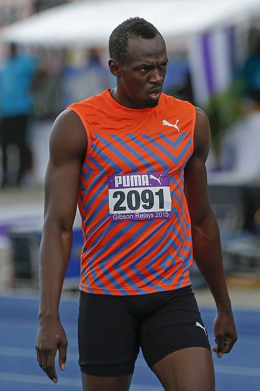 © Reuters. بولت يشق طريقه نحو الفوز بسباق 400 متر في لقاء بجاميكا