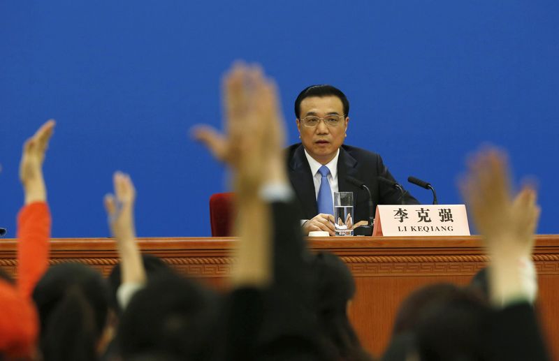 © Reuters. Reporters raise hands during China's Premier Li's annual news conference following the closing session of the National People's Congress (NPC), or Parliament, at the Great Hall of the People in Beijing