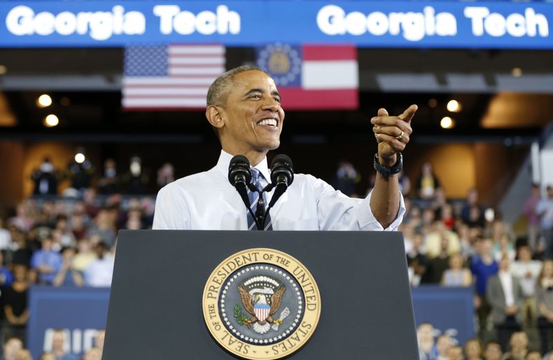 © Reuters. أوباما يستخدم السخرية سلاحا ضد خصومه الجمهوريين