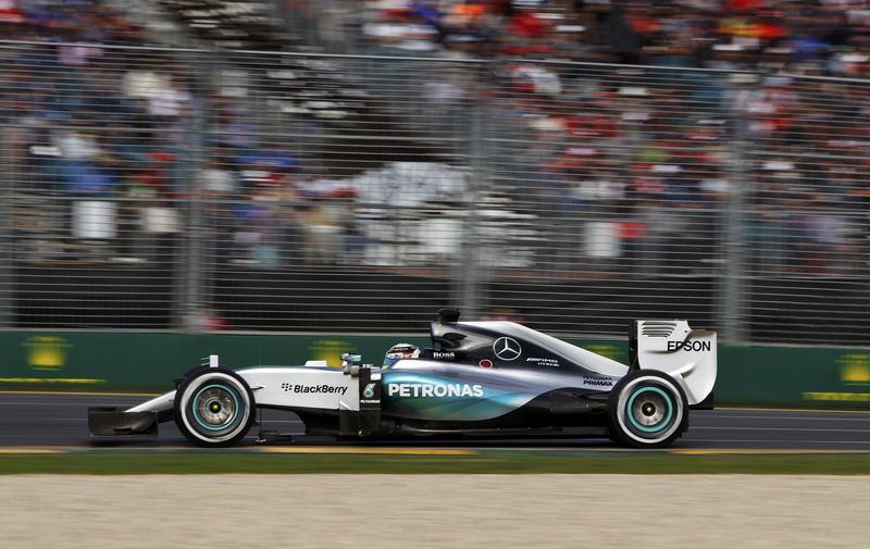 © Reuters. Mercedes Formula One driver Lewis Hamilton of Britain drives during during the Australian F1 Grand Prix at the Albert Park circuit in Melbourne 