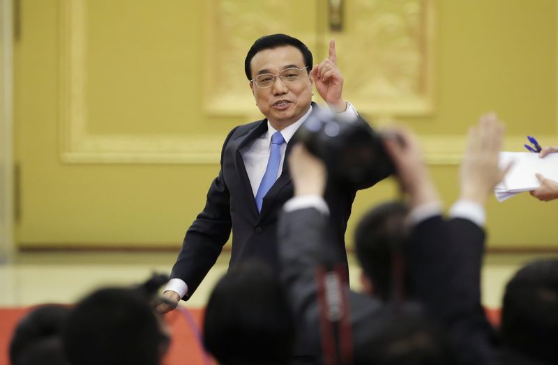 © Reuters. LE PREMIER MINISTRE CHINOIS ESTIME QU'IL NE SERA PAS FACILE DE PARVENIR À UNE CROISSANCE DE 7% EN 2015