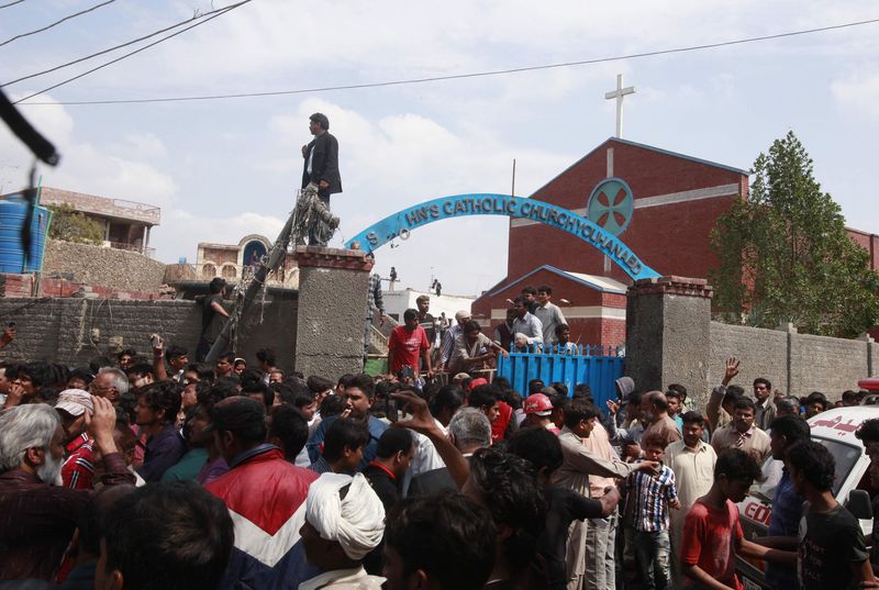 © Reuters. Dos explosiones en iglesias de Pakistán causan 14 muertos y 78 heridos