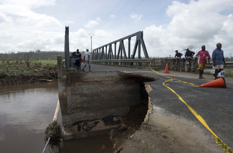 © Reuters. Los equipos de rescate llegan a Vanuatu y hallan una destrucción generalizada