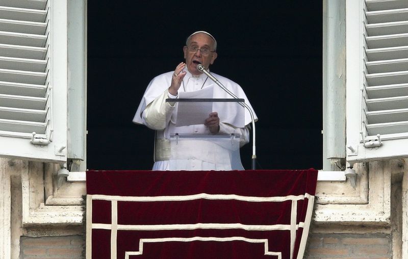 © Reuters. البابا فرنسيس يشعر بأسى بالغ بسبب تفجيري باكستان