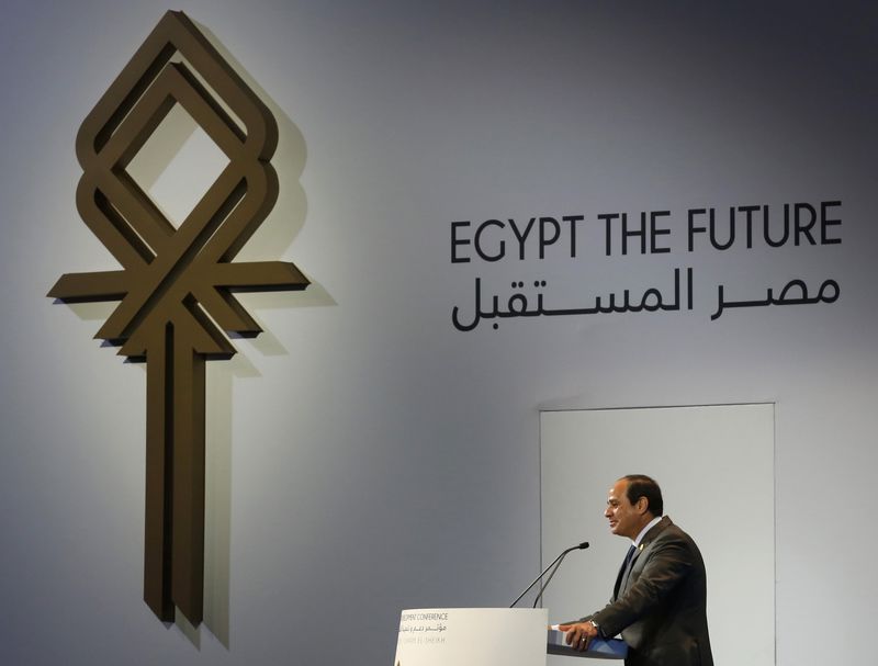 © Reuters. Egyptian President Abdel Fattah al-Sisi gives his speech during the closing session of Egypt Economic Development Conference (EEDC) in Sharm el-Sheikh, in the South Sinai