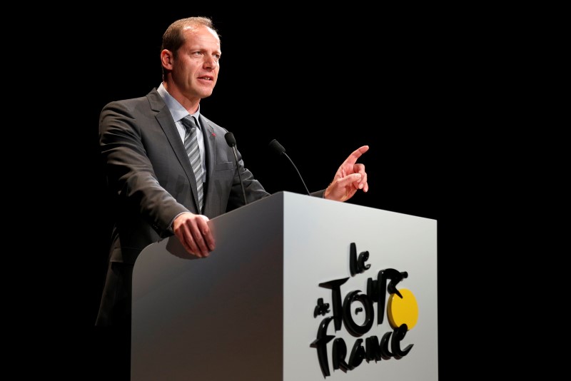 © Reuters. Tour de France director Christian Prudhomme presents the itinerary of the 2015 Tour de France cycling race during a news conference in Paris