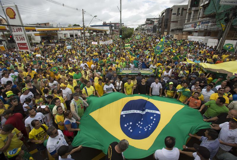 © Reuters. Demonstrators attend a protest against Brazil's President Dilma Rousseff in Manaus