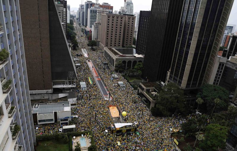 © Reuters. Manifestação contra o governo da presidente Dilma Rousseff na Avenida Paulista, em São Paulo