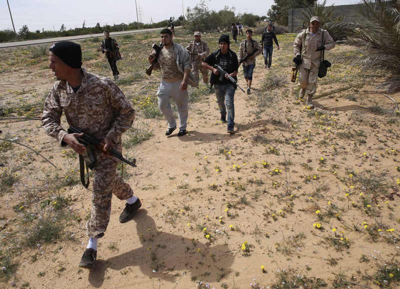© Reuters. Fighters from Misrata move towards positions of Islamic State militants, near Sirte
