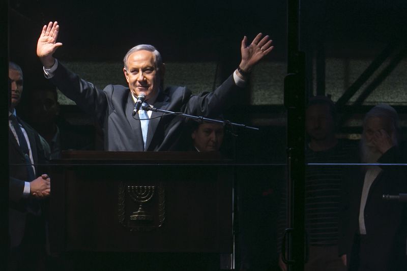 © Reuters. Israel's Prime Minister Benjamin Netanyahu speaks during a right-wing rally in Tel Aviv's Rabin Square