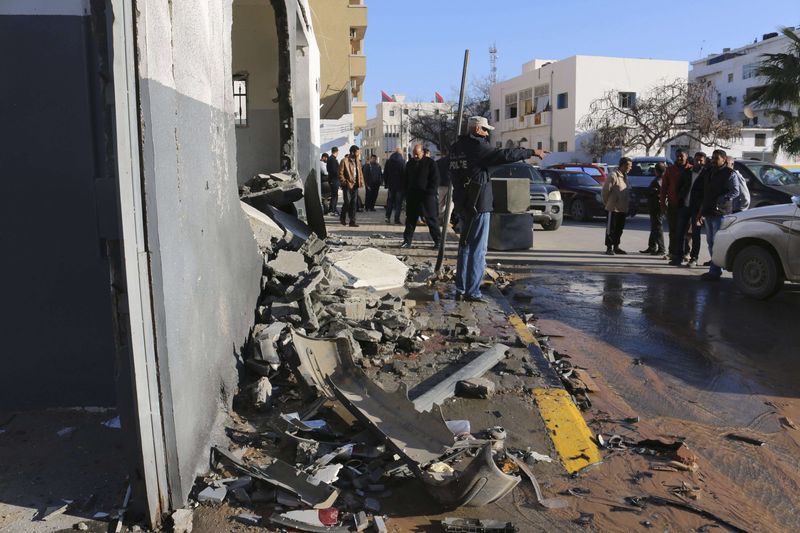 © Reuters. متشددو الدولة الإسلامية يعلنون المسؤولية عن مهاجمة مبنى أمني في العاصمة الليبية
