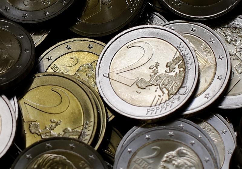 © Reuters. Two Euro coins are seen in the Austrian Mint headquarters in Vienna