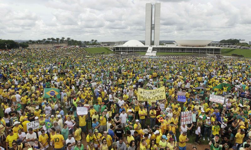 © Reuters. Manifestação em Brasília contra o governo da presidente Dilma Rousseff em frente ao Congresso