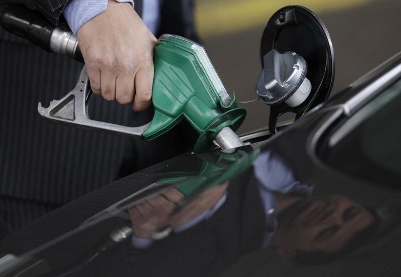 © Reuters. A customer fills his Aston Martin DB9 car at a petrol station in south London