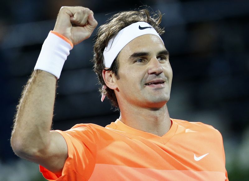 © Reuters. Roger Federer celebrates after winning his final match against Novak Djokovic at the ATP Championships tennis tournament in Dubai