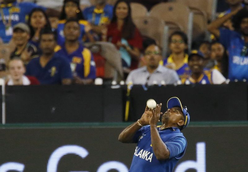 © Reuters. Sri Lanka's Rangana Herath catches out Bangladesh's Mahmudullah Riyad during their Cricket World Cup match at the MCG in Melbourne