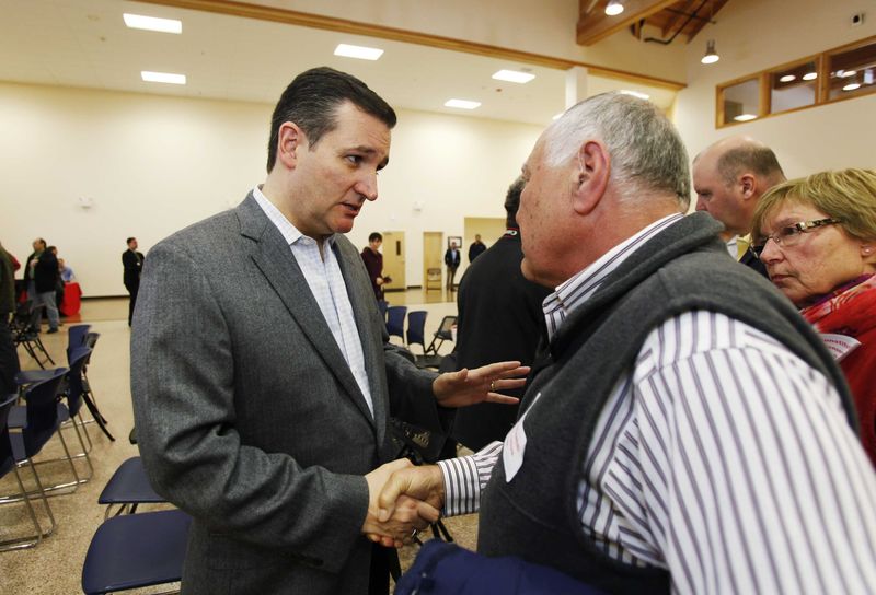 © Reuters. Senator Ted Cruz greets supporter Earl Spruce at the Strafford County Republican Committee Chili and Chat in Barrington