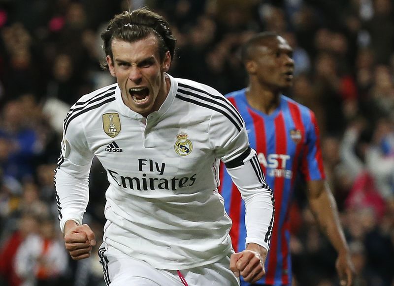 © Reuters. El delantero del Real Madrid Gareth Bale celebra un gol contra el Levante en el estadio Santiago Bernabeu en Madrid