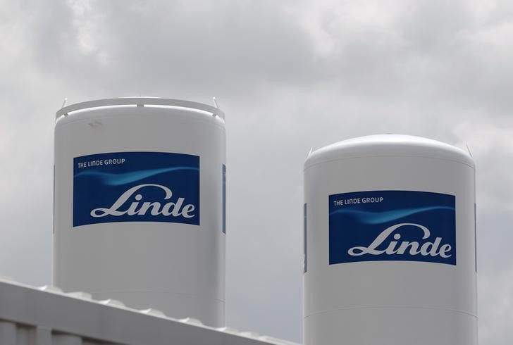 © Reuters. The logos of German industrial gases maker Linde are pictured at a factory in Vienna