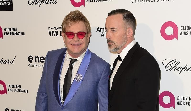 © Reuters. Elton John arremete contra D&G por comentarios sobre paternidad de gays