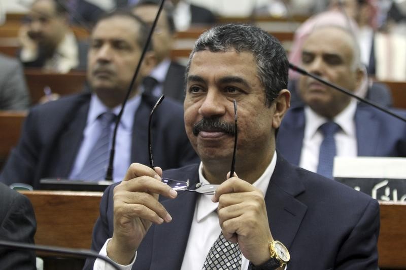 © Reuters. Yemen's Prime Minister Khaled Bahah holds his glasses during a parliament session in Sanaa