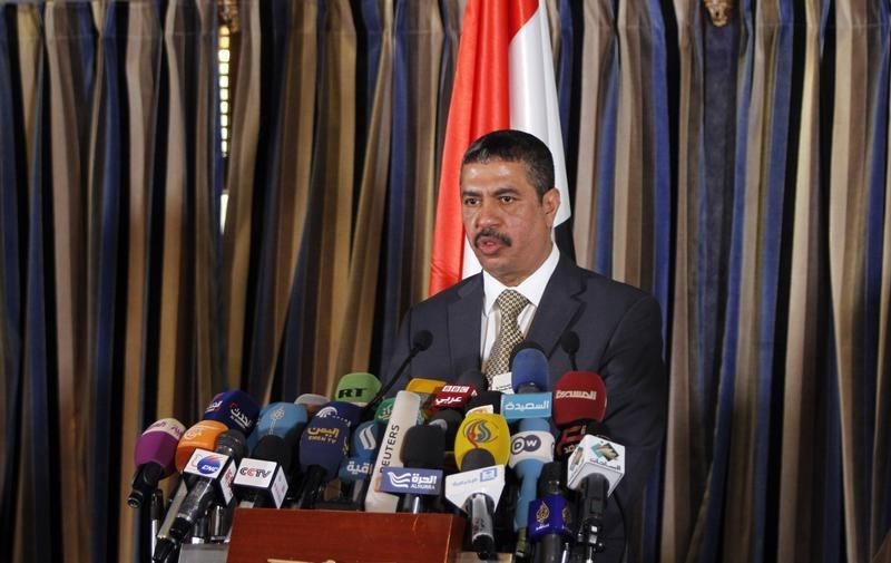 © Reuters. متحدث: الحوثيون يرفعون الإقامة الجبرية عن رئيس الوزراء اليمني وحكومته