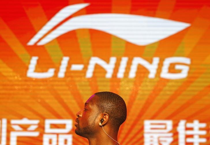 © Reuters. NBA Miami Heat's Wade stands in front of a company logo of Li Ning during a promotional event for Li Ning's Way of Wade sneakers, in Beijing